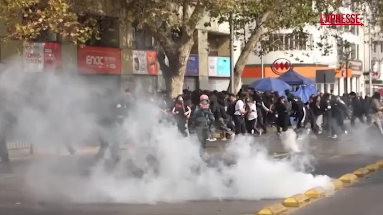 cile studenti in piazza a santiago scontri con la polizia da Lapresse.it cile studenti in piazza a santiago scontri con la polizia
