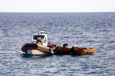 Lampedusa, neonata morta per ipotermia dopo lo sbarco sull’isola