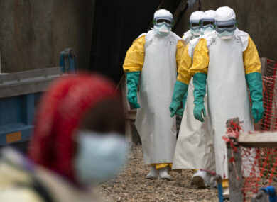 Ebola, almeno 80 vittime in Congo: a Bunia continue sepolture di cadaveri