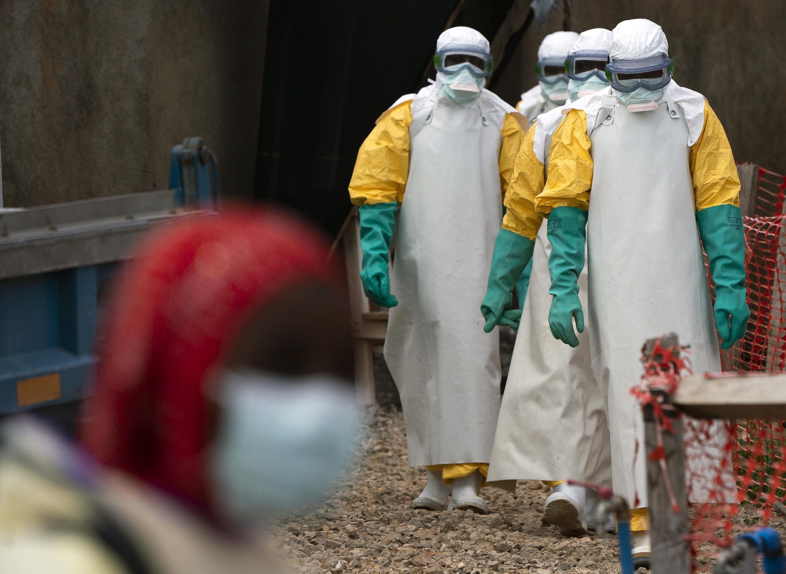 Ebola, almeno 80 vittime in Congo: a Bunia continue sepolture di cadaveri