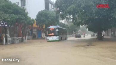 Cina, piogge torrenziali nel Sud-Est: le strade diventano dei fiumi in piena