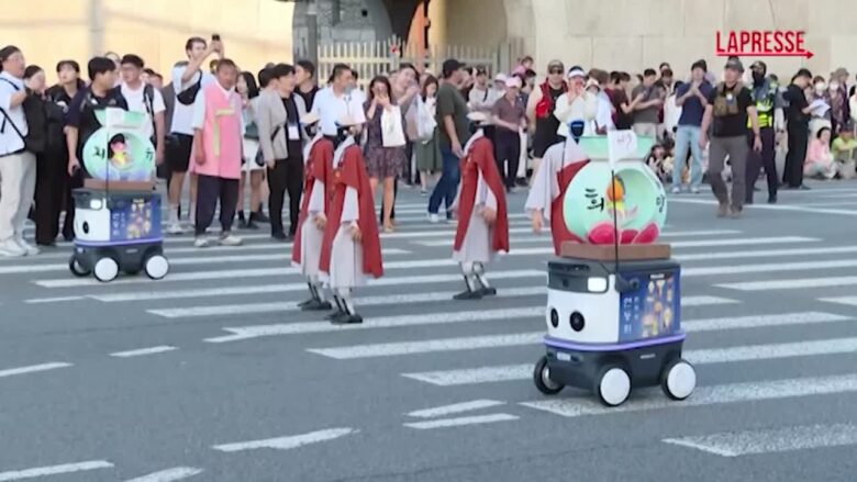 Corea del Sud, monaci robot sfilano nella parata per il compleanno di Buddha