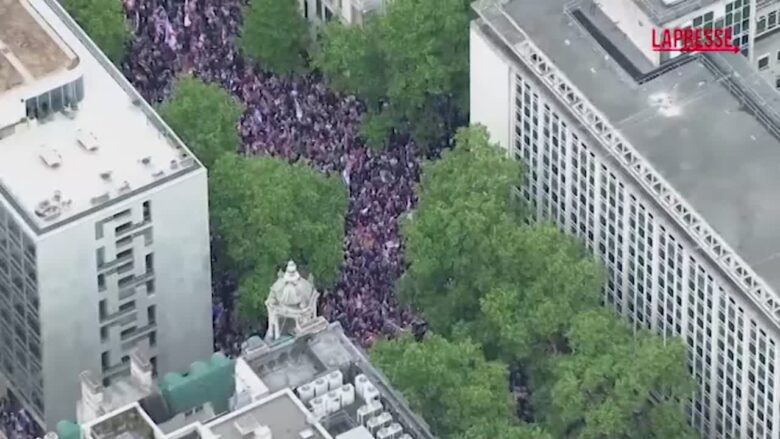 Londra, in migliaia affollano le strade della capitale inglese per la marcia 'Unite the Kingdom'