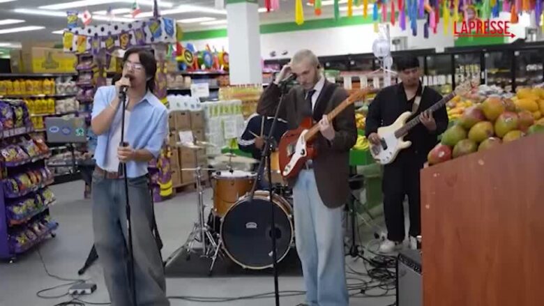 Usa, diventa virale il Fiesta Fresh Market: il supermercato che si trasforma in palco per band emergenti