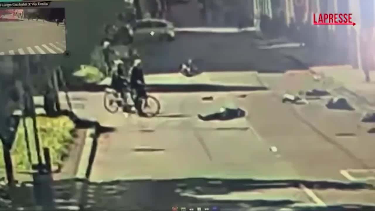 Modena, auto piomba sui passanti: 7 feriti, 4 in gravi condizioni: le immagini dei pedoni travolti