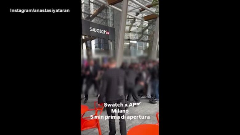 Swatch: lunghe file per 'accaparrarsi' nuovo orologio, a Milano ressa e lancio sedie