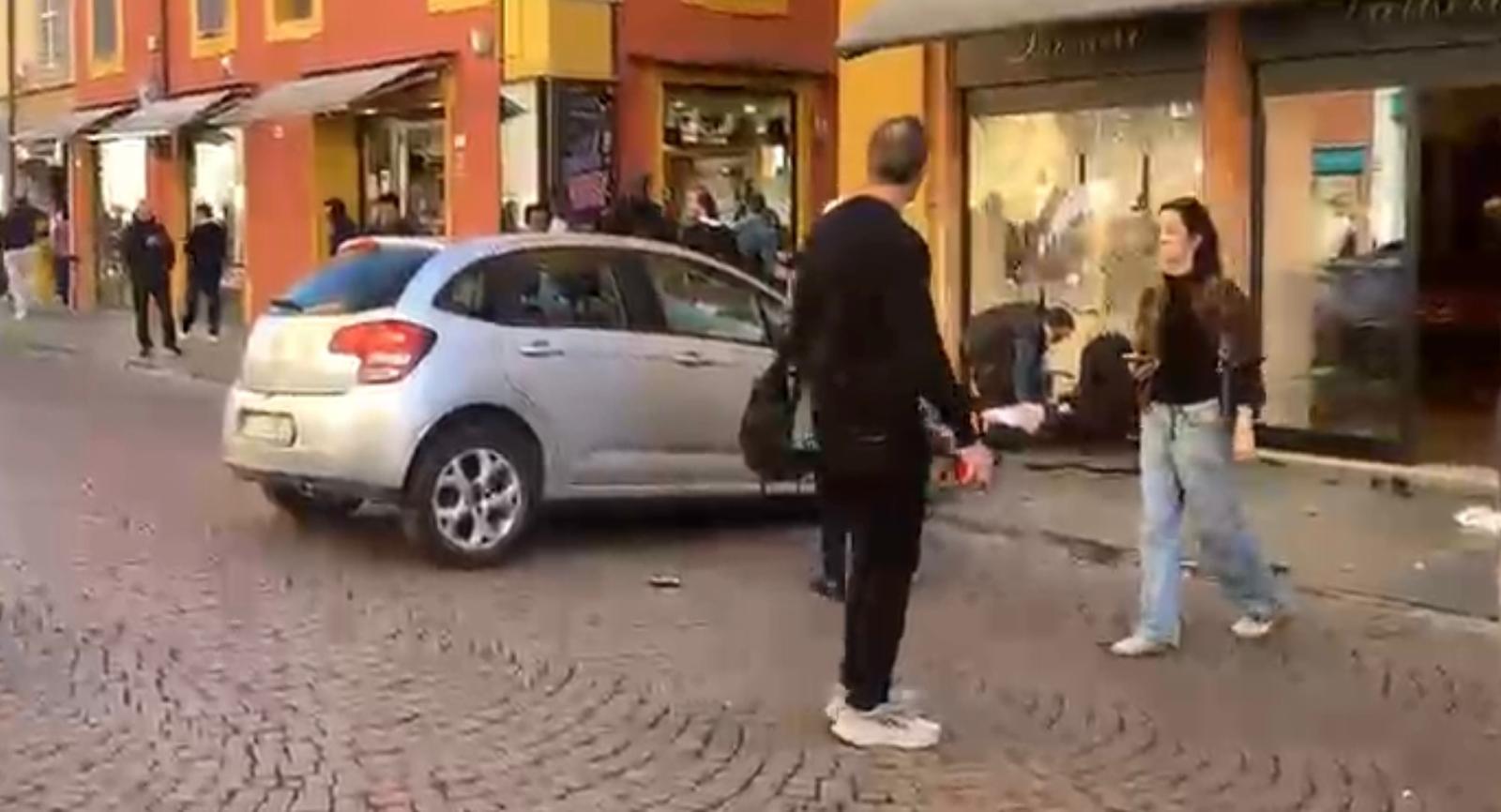 Modena, auto falcia diverse persone: sette feriti, due sono gravi. Meloni segue la situazione
