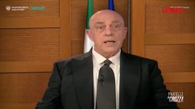 Crozza imita Crosetto confuso: “Prima investiamo in armi e poi facciamo gli asili”