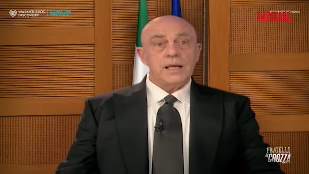 Crozza imita Crosetto confuso: “Prima investiamo in armi e poi facciamo gli asili”