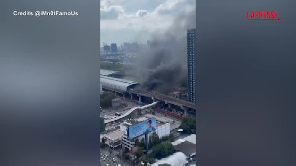 Bangkok treno contro bus | almeno 8 morti