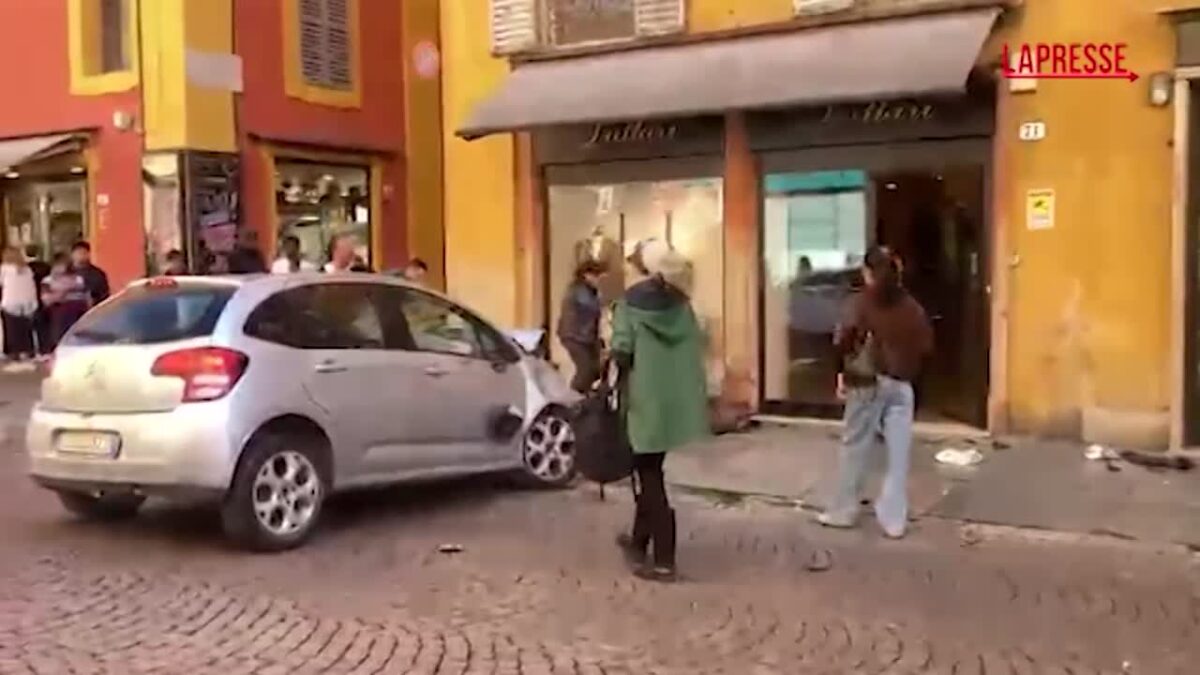 Modena, auto falcia una decina di persone: ci sono feriti gravi