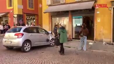 Modena, auto falcia una decina di persone: ci sono feriti gravi