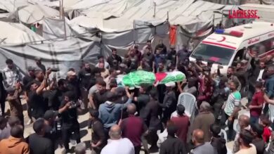 Gaza, decine di persone partecipano al funerale dell'ultimo leader militare di Hamas