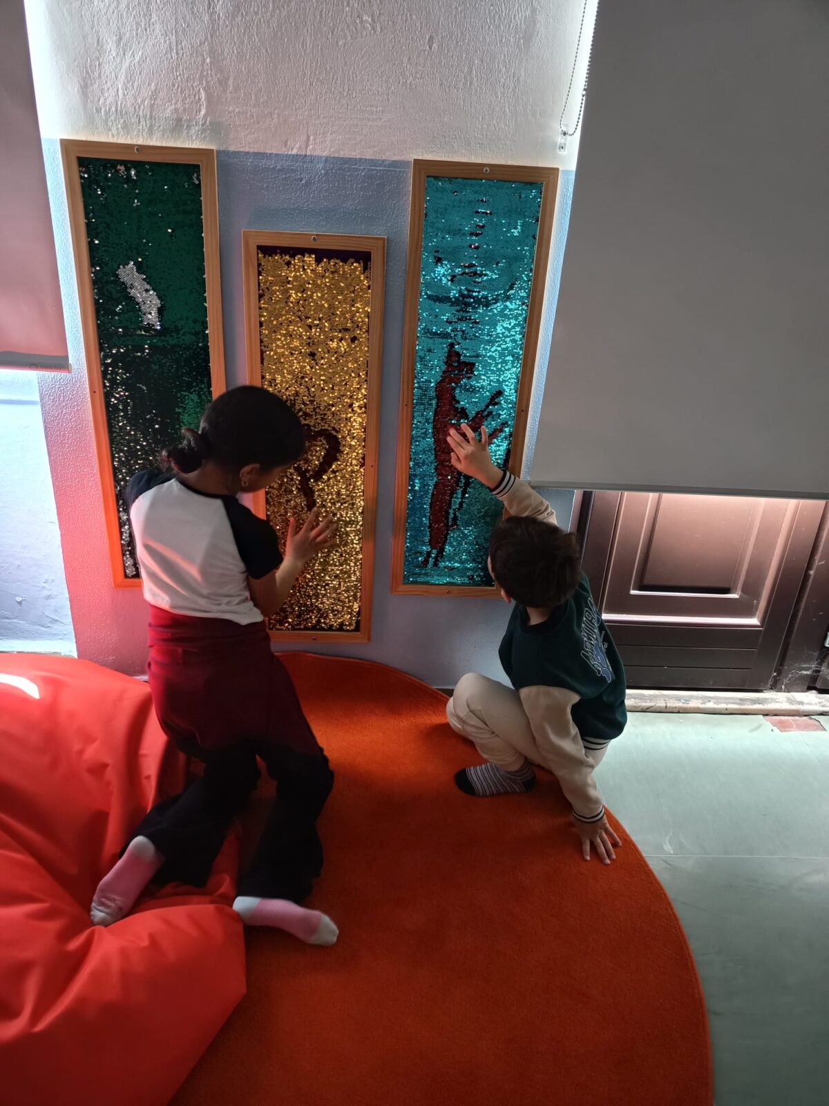 Milano: alla primaria Leopardi le vecchie aule di sostegno diventano spazi per tutti Milano: alla primaria Leopardi le vecchie aule di sostegno diventano spazi per tutti