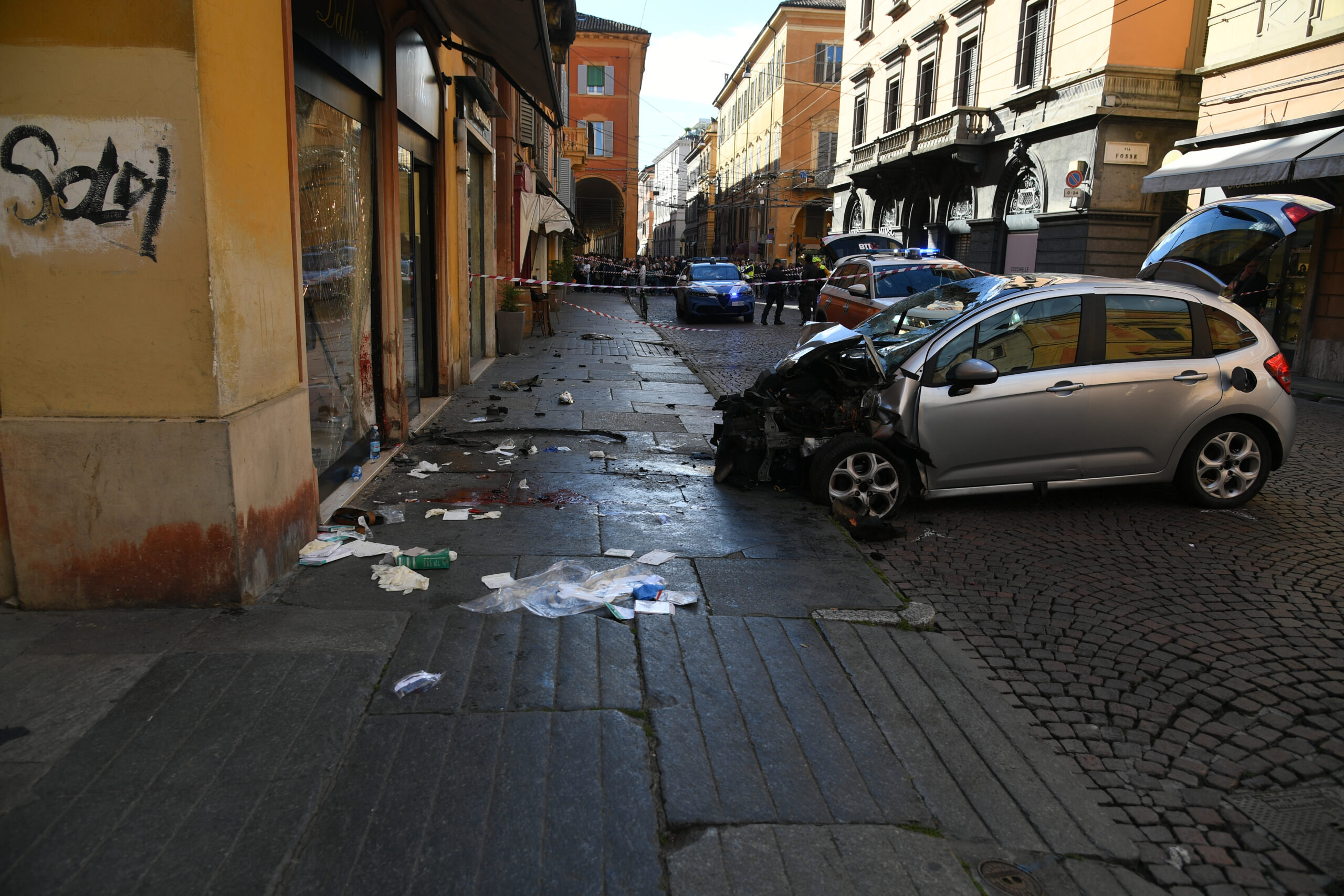 Modena, auto travolge pedoni in centro, 4 feriti gravissimi. Autista bloccato dai passanti. Mattarella e Meloni oggi in città
