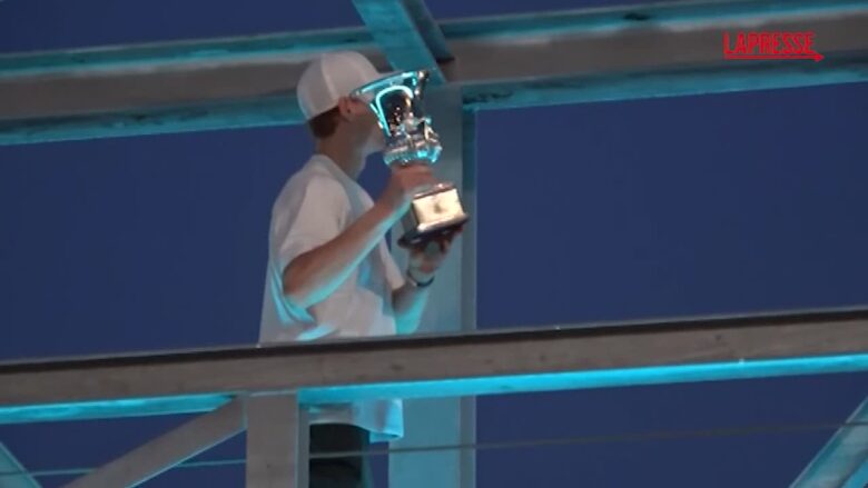 Internazionali d'Italia, Sinner mostra il trofeo ai tifosi in delirio