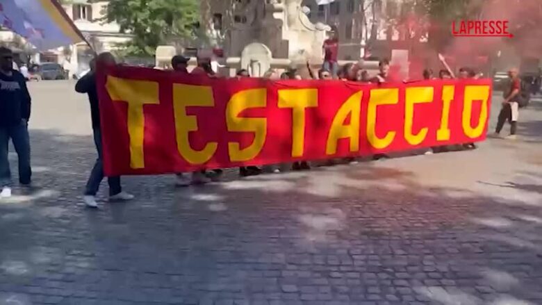 Roma, a Testaccio tifosi romanisti festeggiano la vittoria nel derby