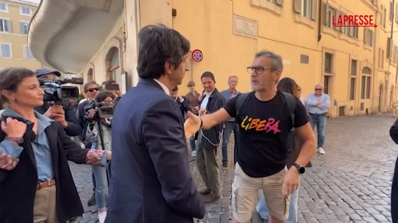 Modena, Giovanni Donzelli (FdI) contestato fuori da Montecitorio
