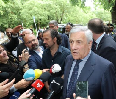 Modena, feriti in condizioni stabili ma prognosi resta riservata. Tajani: “Città segnata da tragedia” – La diretta
