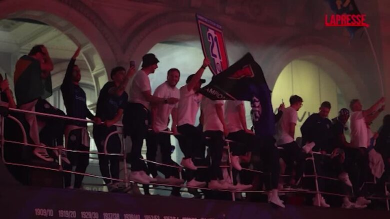Scudetto Inter, la festa nerazzurra in piazza Duomo a Milano