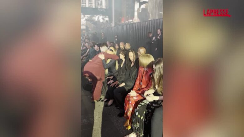 Ghali alla sfilata di Gucci a New York, il rapper in prima fila accanto ad Anna Wintour e Mariah Carey