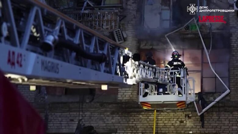 Ucraina, in fiamme edifici a Dnipro dopo raid russi
