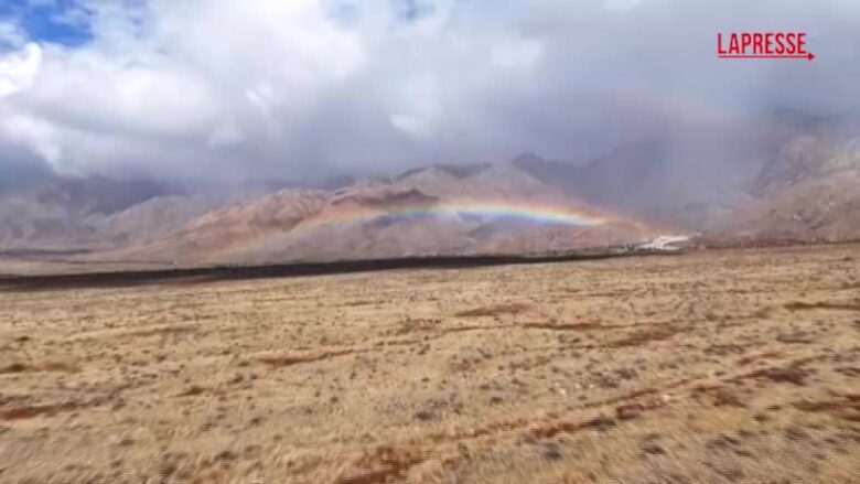 Cina, lo spettacolo del doppio arcobaleno sulle montagne Helan