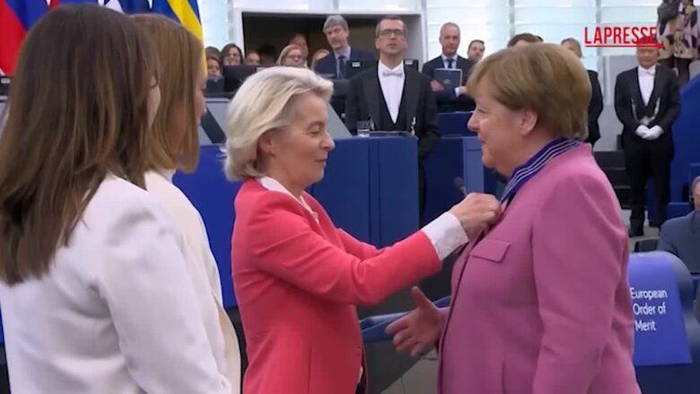 Ue, Angela Merkel alla Cerimonia di conferimento dell'Ordine al Merito: "La promessa di pace rimane"