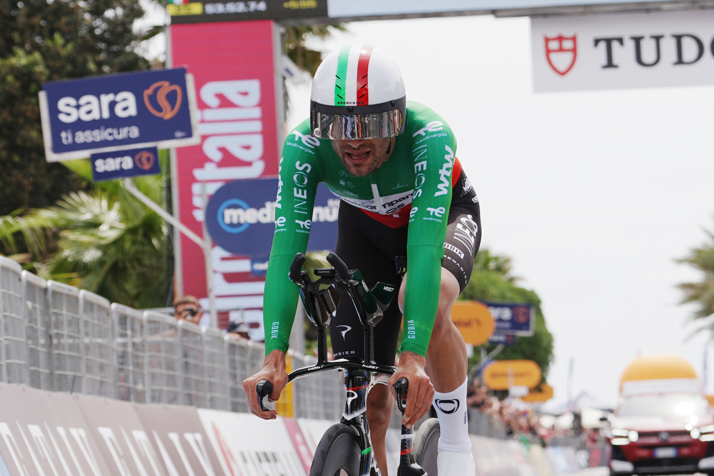 Giro d’Italia, Ganna vince la cronometro a Massa. Eulalio resta in maglia rosa Giro d’Italia, Ganna vince la cronometro a Massa. Eulalio resta in maglia rosa