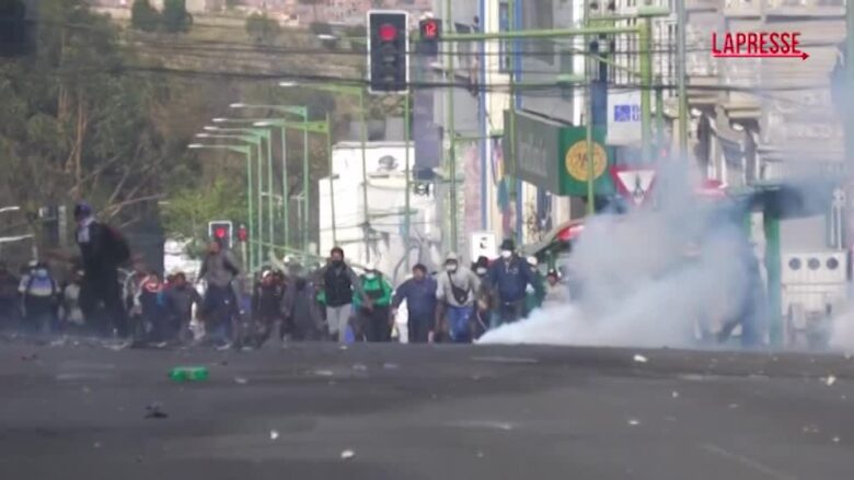 Bolivia, scontri tra polizia e dimostranti alla manifestazione contro il governo