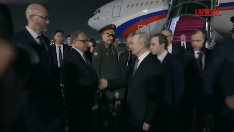Putin arriva in Cina, grande accoglienza all’aeroporto di Pechino