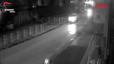 Napoli, estorsioni a imprenditori e commercianti: il video degli spari sulla serranda di un negozio