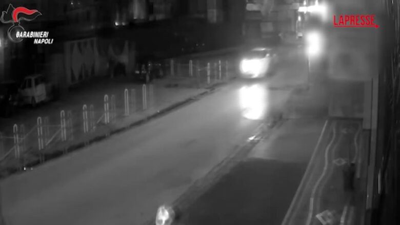 Napoli, estorsioni a imprenditori e commercianti: il video degli spari sulla serranda di un negozio
