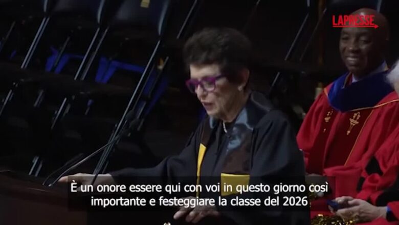 Billie Jean King si laurea a 82 anni e festeggia a colpi di dritto: "Sì, baby!"