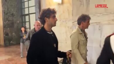 Giovane aggredito a Milano, Davide Cavallo arriva in tribunale insieme al padre