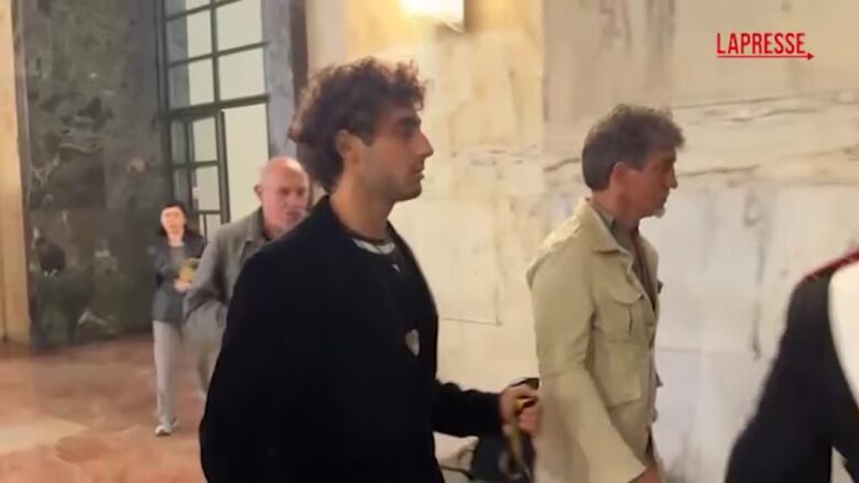 Giovane aggredito a Milano, Davide Cavallo arriva in tribunale insieme al padre
