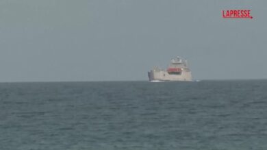 Flotilla, la nave israeliana con a bordo gli attivisti fermati entra nel porto di Ashdod