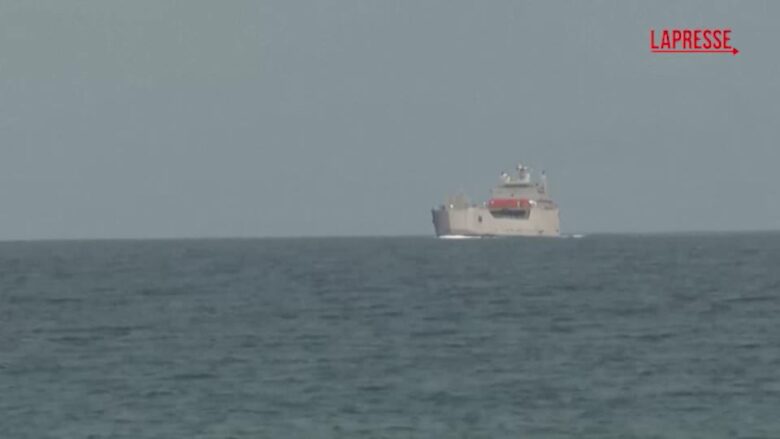Flotilla, la nave israeliana con a bordo gli attivisti fermati entra nel porto di Ashdod