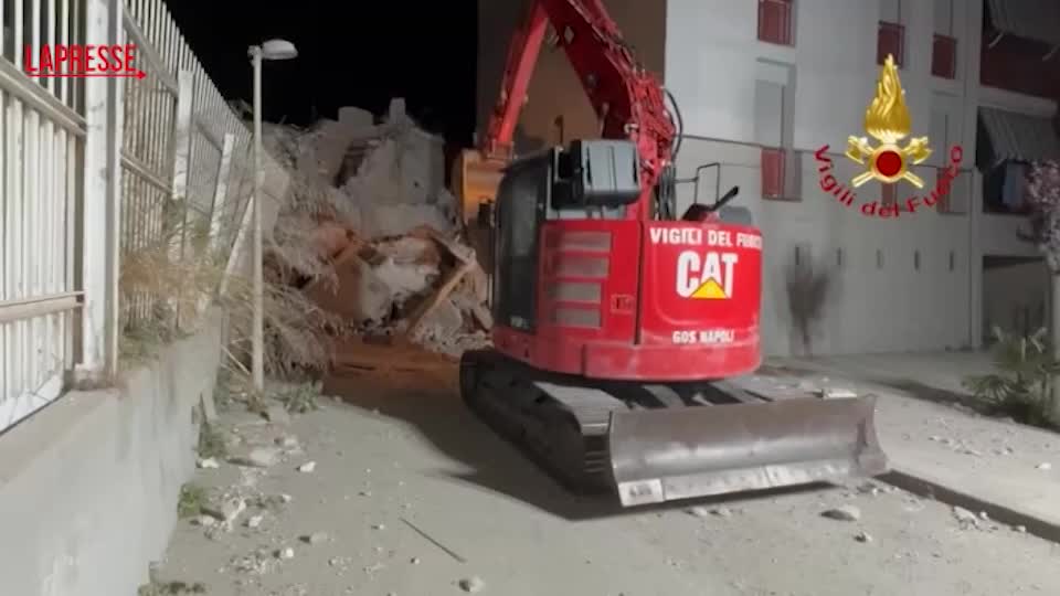 Napoli, le immagini della Vela rossa di Scampia crollata al suolo