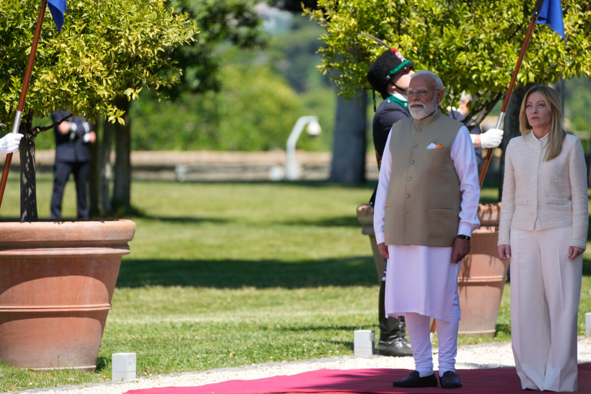 Italia-India, Meloni e Modi piantano un gelso a Villa Pamphilj: le foto della cerimonia Italia-India, Meloni e Modi piantano un gelso a Villa Pamphilj: le foto della cerimonia