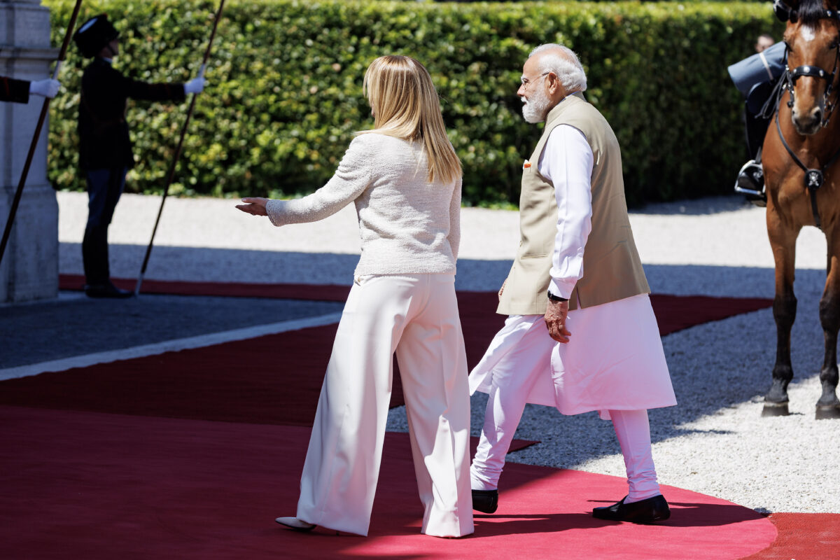 Italia-India, Meloni e Modi piantano un gelso a Villa Pamphilj: le foto della cerimonia Italia-India, Meloni e Modi piantano un gelso a Villa Pamphilj: le foto della cerimonia