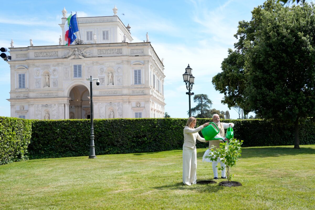 Italia-India, Meloni e Modi piantano un gelso a Villa Pamphilj: le foto della cerimonia Italia-India, Meloni e Modi piantano un gelso a Villa Pamphilj: le foto della cerimonia