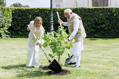 Italia-India, Meloni e Modi piantano un gelso a Villa Pamphilj: le foto della cerimonia