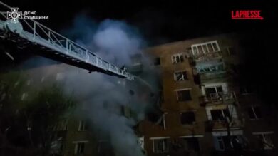 Ucraina, edifici distrutti e incendi a Sumy dopo l'attacco russo