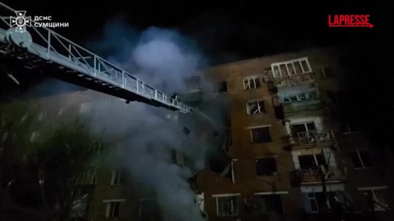 Ucraina, edifici distrutti e incendi a Sumy dopo l'attacco russo