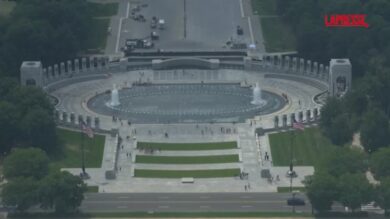 Usa, non solo la sala da ballo: Trump fa rivestire di blu la vasca del Lincoln Memorial