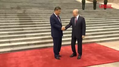 Xi riceve Putin a Pechino: grande cerimonia davanti alla Grande Sala del Popolo