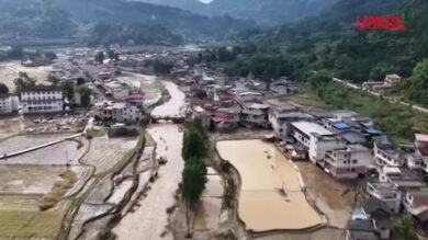 Cina, diverse regioni sommerse dall'acqua dopo le piogge torrenziali