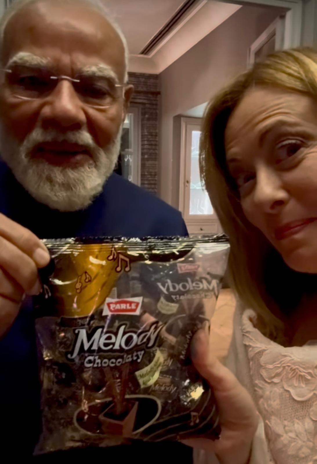 Italia-India, Meloni e Modi al Colosseo: il premier indiano regala le caramelle ‘Melody’ alla presidente del Consiglio Italia-India, Meloni e Modi al Colosseo: il premier indiano regala le caramelle ‘Melody’ alla presidente del Consiglio