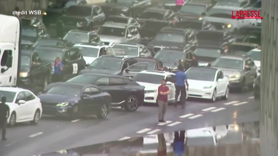 usa allagamenti ad atlanta in autostrada si crea un mega ingorgo da Lapresse.it usa allagamenti ad atlanta in autostrada si crea un mega ingorgo
